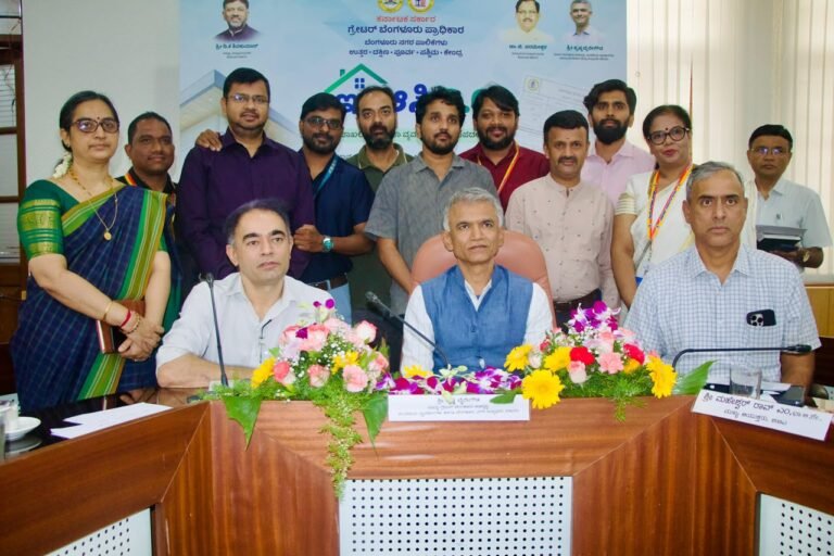 Krishna Byre Gowda with Muneesh Moudgil, Maheshwar Rao and officials at the e-Aasthi 2.0 launch