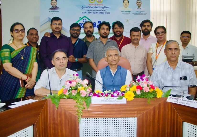 Krishna Byre Gowda with Muneesh Moudgil, Maheshwar Rao and officials at the e-Aasthi 2.0 launch