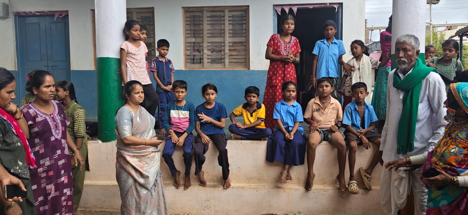 Bagalkot School Roof Concrete Collapses on Students at Mughalolli Tanda; Six Children Safe, Repairs Ordered