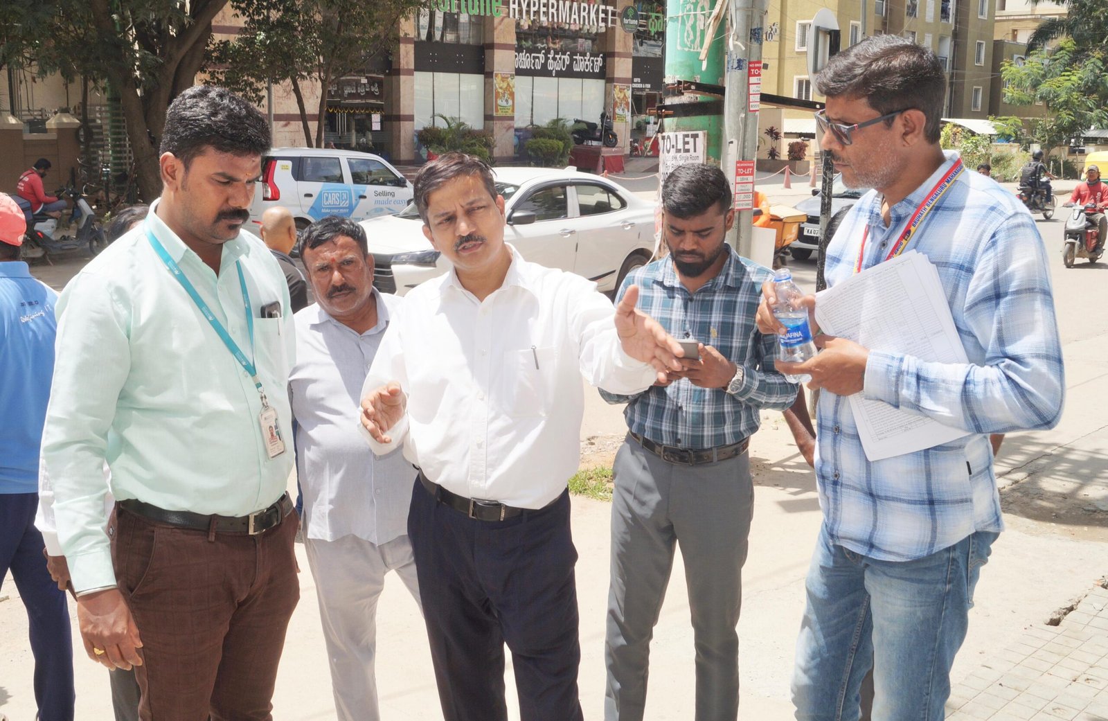 Haralur Main Road Widening: Bengaluru South Commissioner Orders Property Survey, Action on Footpath and Basement Parking Violations