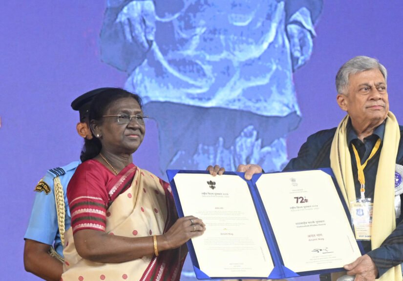 President Droupadi Murmu presents the Dadasaheb Phalke Award to veteran Bengaluru actor Anant Nag
