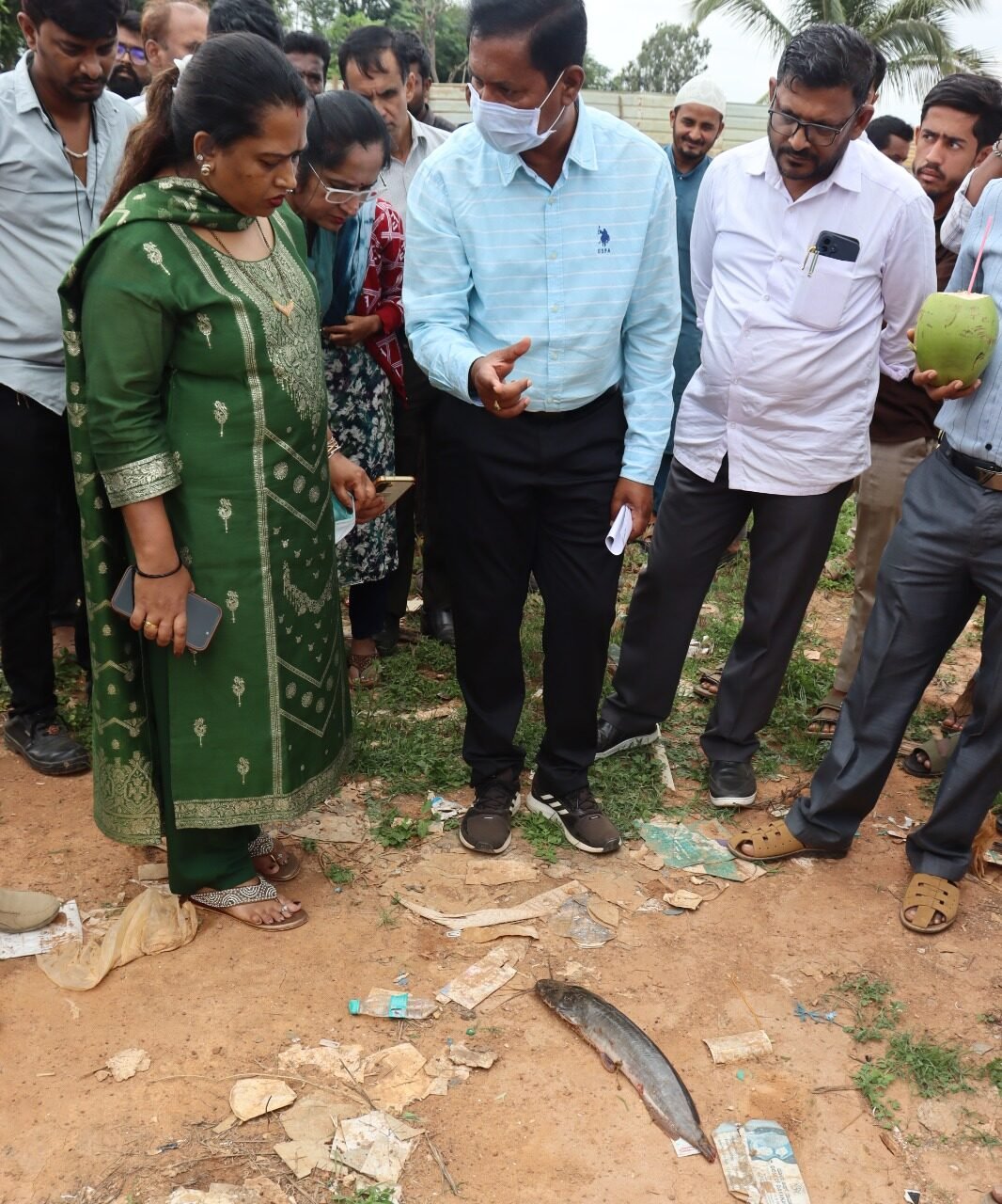Hoskote Catfish Raid: 20 Ponds Destroyed, Vasanthi Amar Orders FIRs 2 Officials inspect a catfish during the Hoskote operation