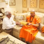 Swami Kailashanand Giri with a visitor during his Bengaluru stay