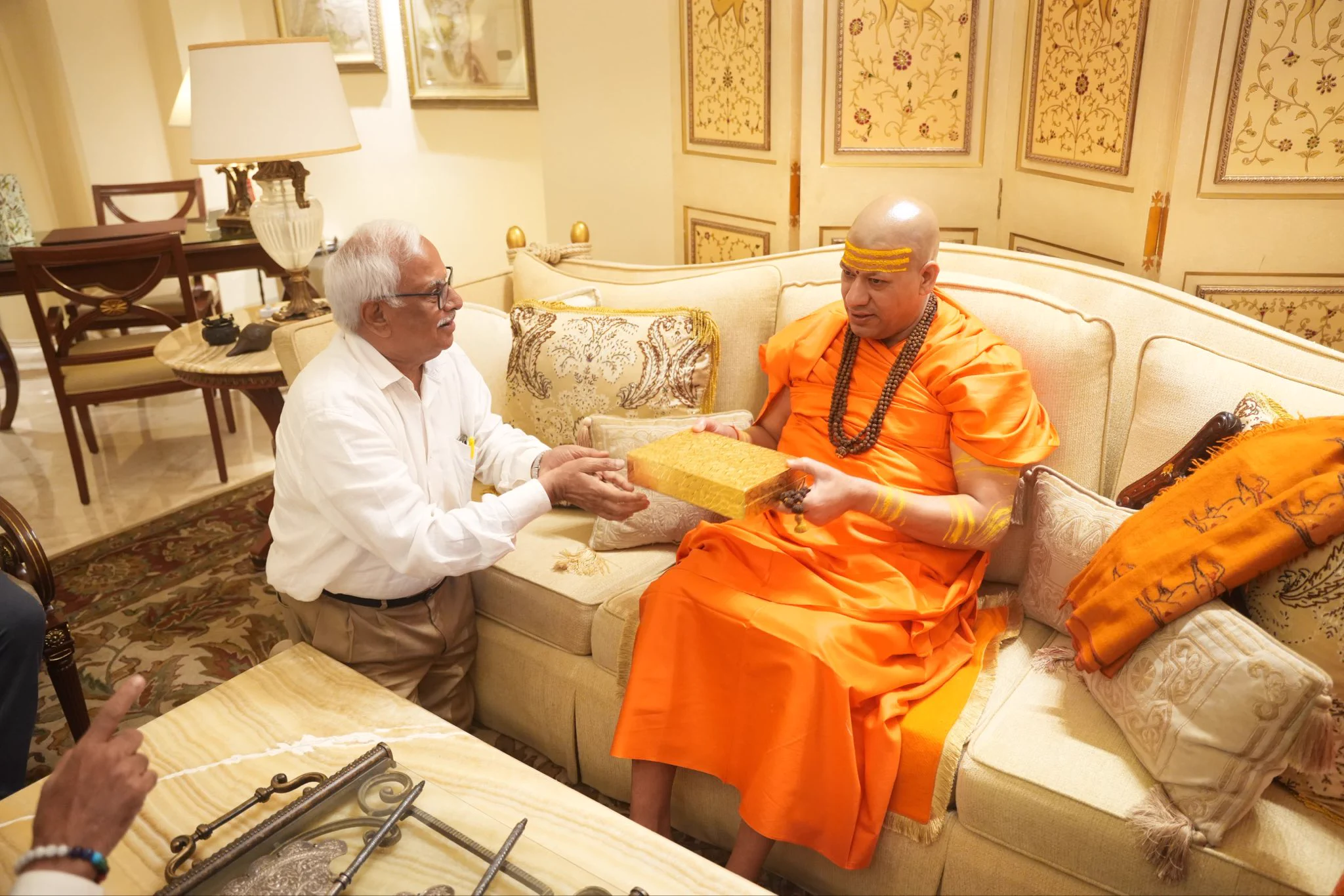 Swami Kailashanand Giri with a visitor during his Bengaluru stay