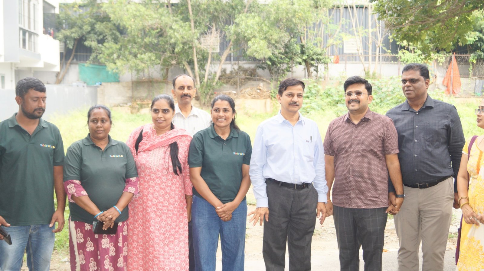Kasavanahalli Residents Turn Wet Waste Into Compost; K N Ramesh Praises Community Effort 2 K N Ramesh with residents and Saahas representatives during the Kasavanahalli inspection