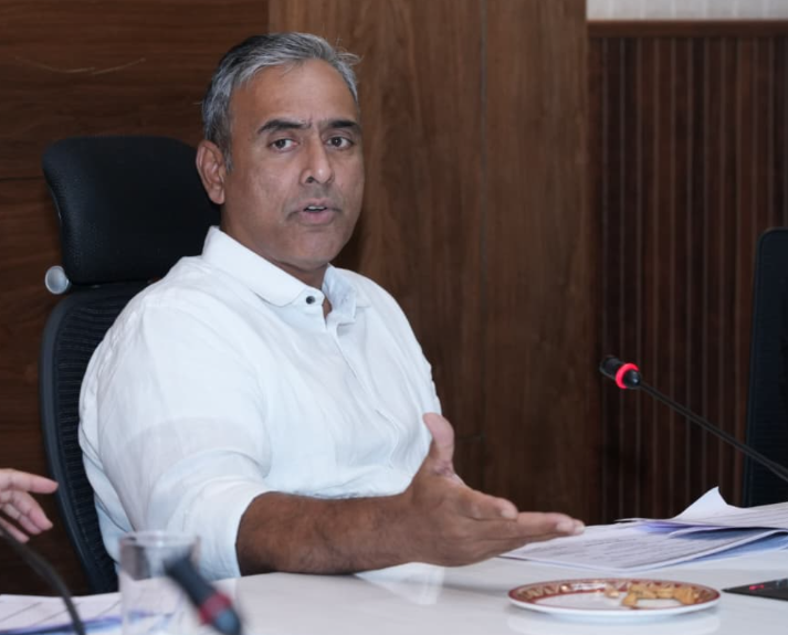 Maheshwar Rao addressing a meeting on Bengaluru electoral roll revision