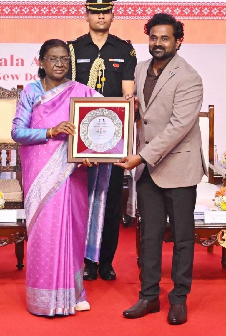K.R. Basavarajachar and President Droupadi Murmu holding the Print Biennale India award in New Delhi