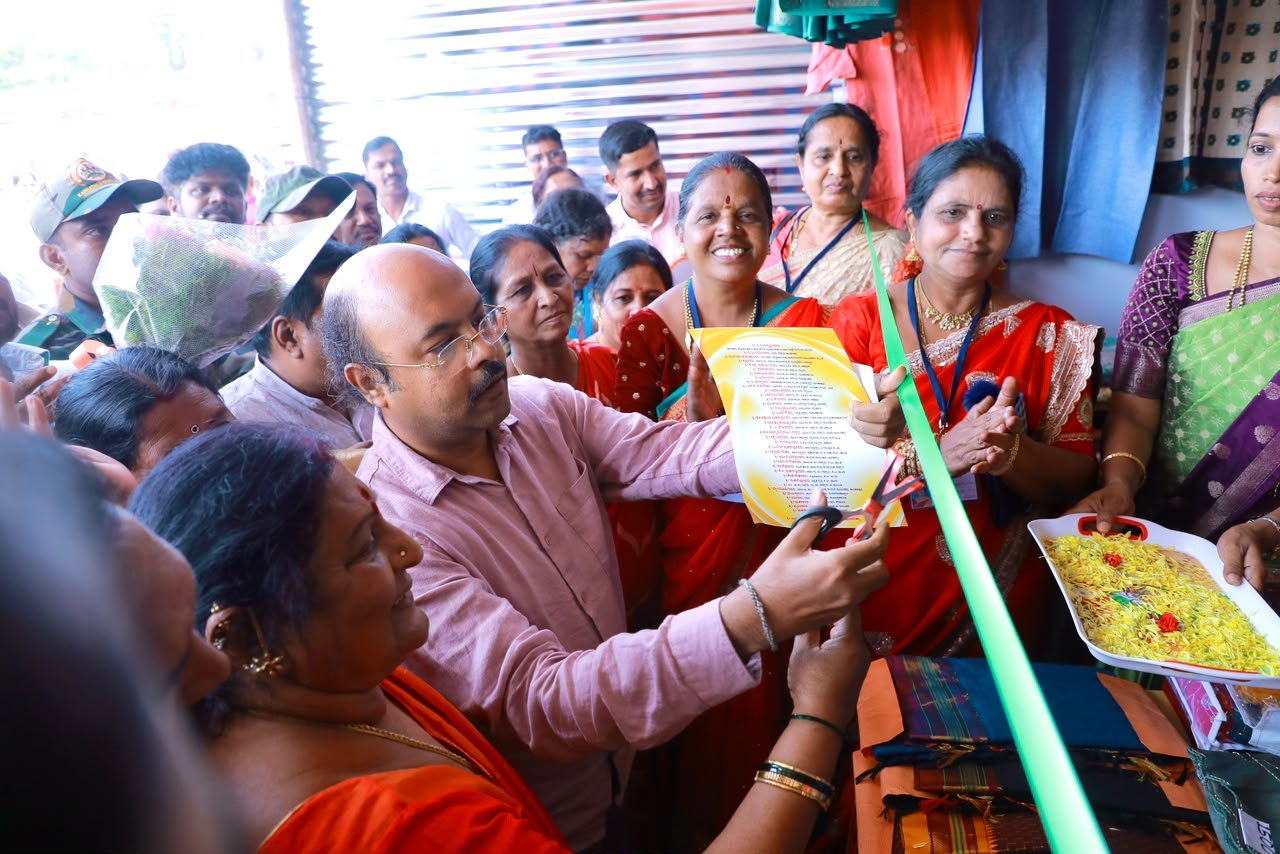 Urban Development Minister Dr. Yathindra Siddaramaiah opens stalls at Mahila Dasara in Mysuru.
