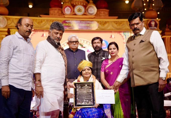 Mysuru Nagamani Srinath with the award alongside D.K. Shivakumar and other participants
