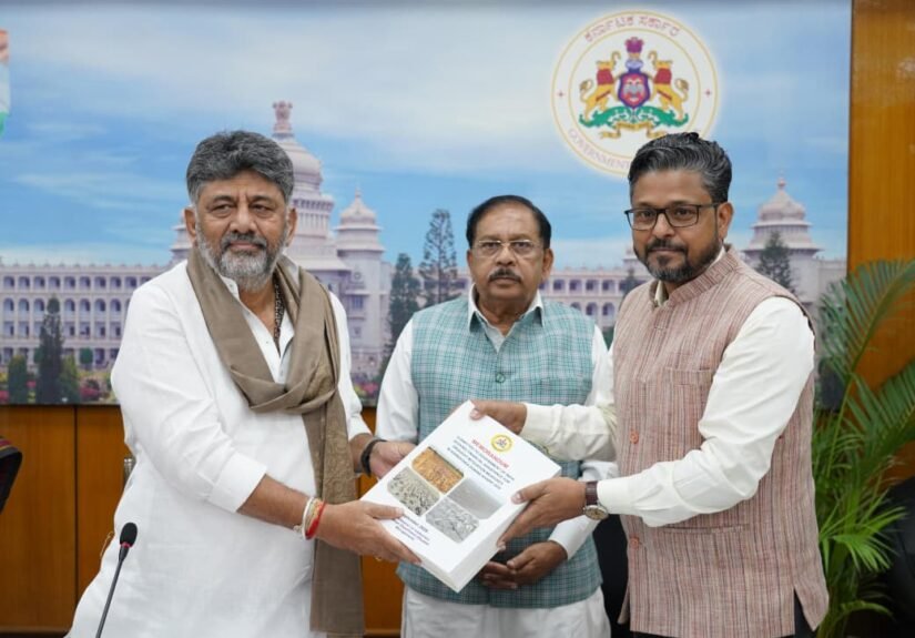 D K Shivakumar presents Karnataka’s drought memorandum to the Central team with G Parameshwara present