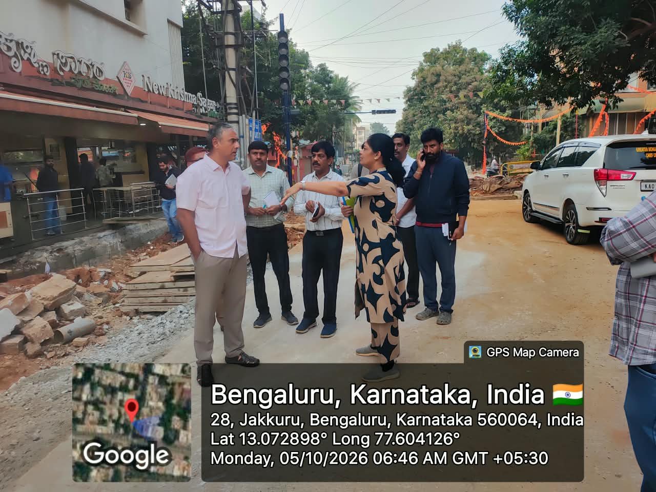 Maheshwar Rao and officials inspect roadworks near Jakkur in Bengaluru