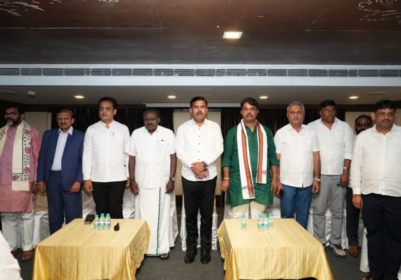 H.D. Kumaraswamy with Karnataka NDA leaders in Bengaluru
