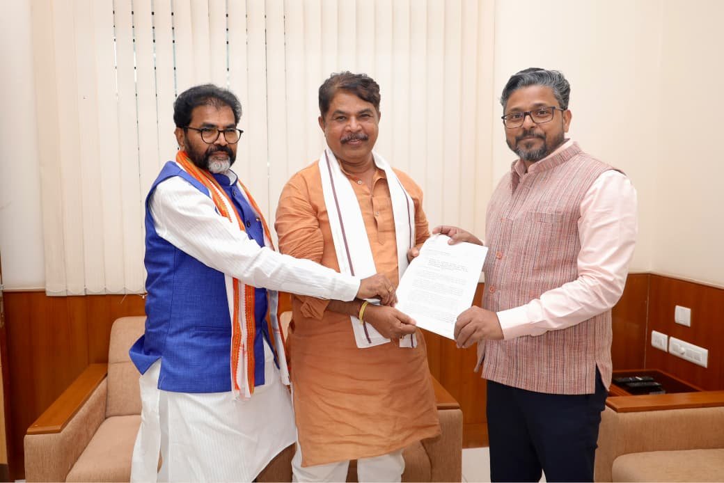 BJP leaders submit a memorandum to the central drought assessment team in Bengaluru