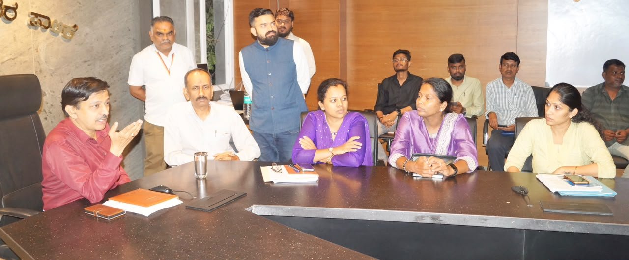 Commissioner K.N. Ramesh conducts a workshop on the AI-based civic issue survey in Bengaluru South City Corporation