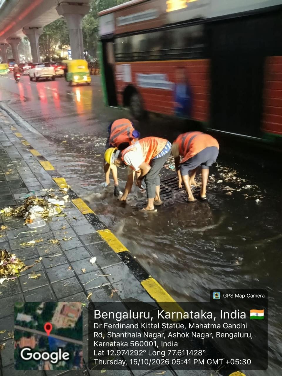 Bengaluru Rain: Hemmigepura Logs 49 mm, JP Nagar 40 mm; Tree Falls Reported as Crews Tackle Waterlogging 4 Civic workers clear a roadside drain on MG Road, Bengaluru