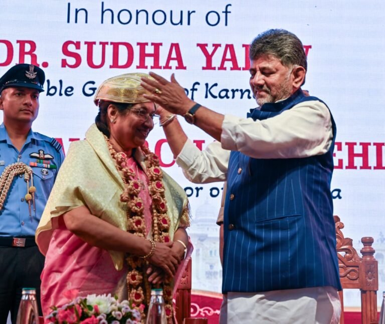 D.K. Shivakumar felicitates Sudha Yadav at the welcome programme
