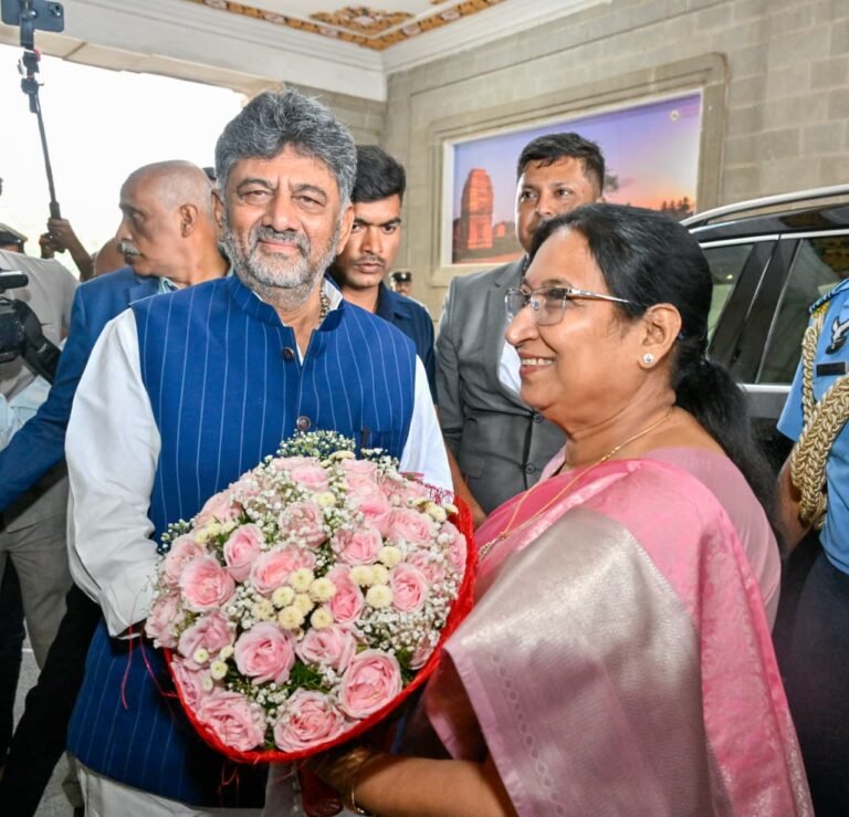 D.K. Shivakumar and Sudha Yadav with a bouquet at the welcome programme