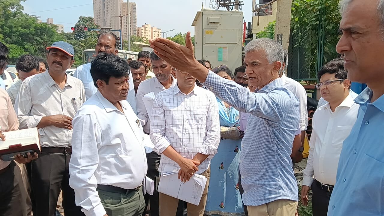Officials discuss roadworks during the Hennur–Bagalur Road inspection.