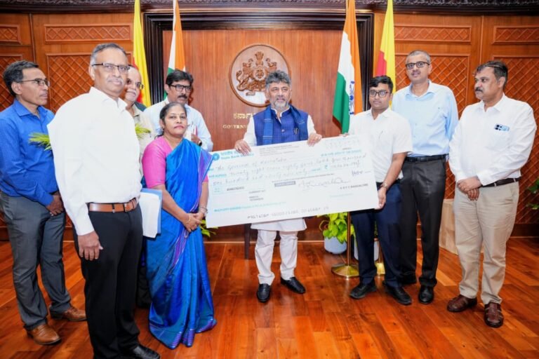 Chief Minister D.K. Shivakumar and officials hold the KSFC dividend cheque
