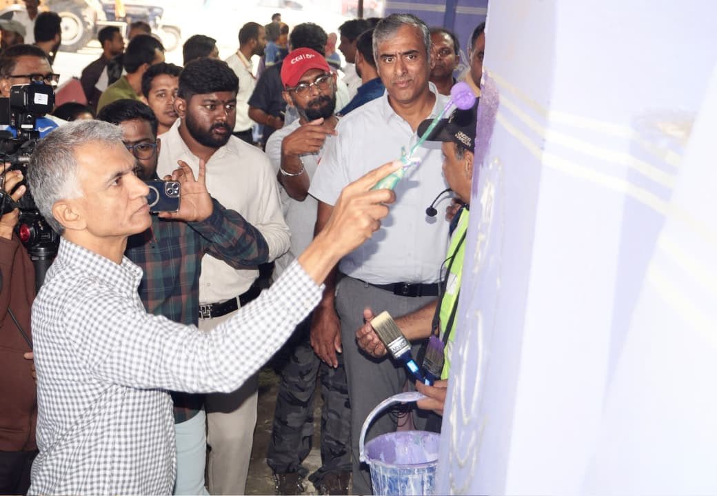 Krishna Byre Gowda painting a flyover pillar at Silk Board Junction during the Ward One launch.